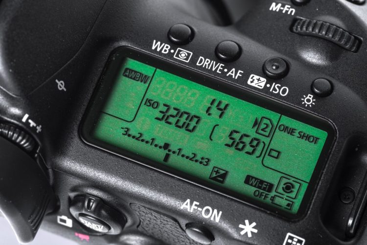 Digital camera readout screen with aperture settings